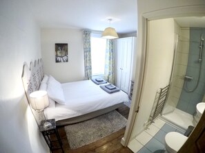 Casa familiar, 2 llits de matrimoni, no fumadors, vistes a la ciutat | 2 dormitoris, cortines opaques i planxa i posts de planxar 