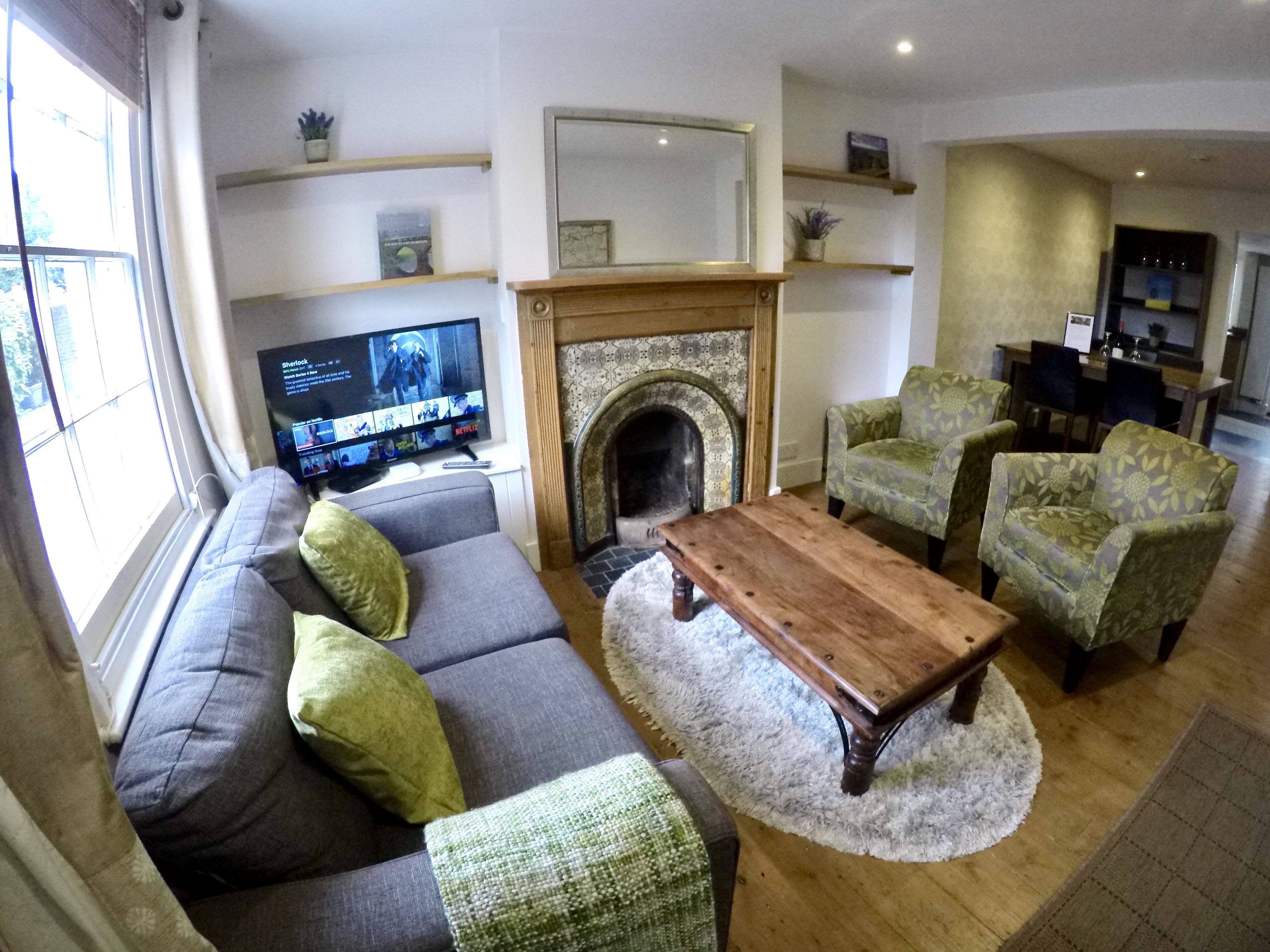 Family House, 2 Queen Beds, Non Smoking, City View | Living room | Netflix
