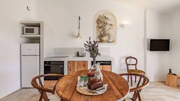 Villa, 1 chambre (T2) | Cuisine privée | Réfrigérateur, micro-ondes, four, plaque de cuisson