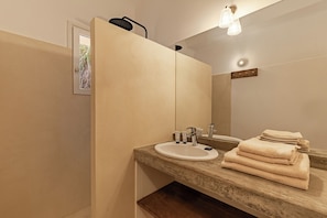 Villa Santoline 3 chambres (T4) | Kamar mandi | Shower, pancuran hujan, pengering rambut, dan handuk