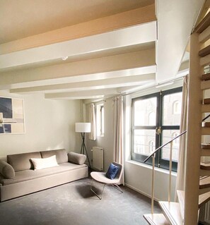 Een 60-cm flatscreentelevisie met kabelzenders en televisie