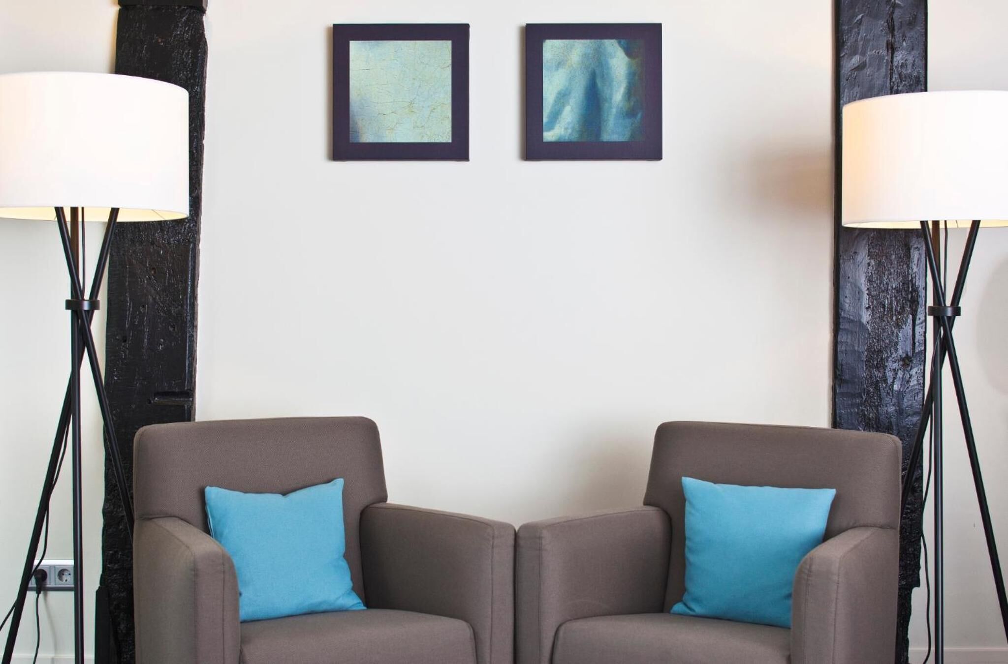 60-cm flat-screen tv with cable channels, tv