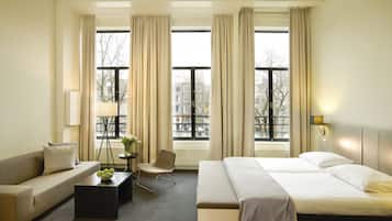 Appartamento Deluxe | Minibar, cassaforte in camera, una scrivania, insonorizzazione