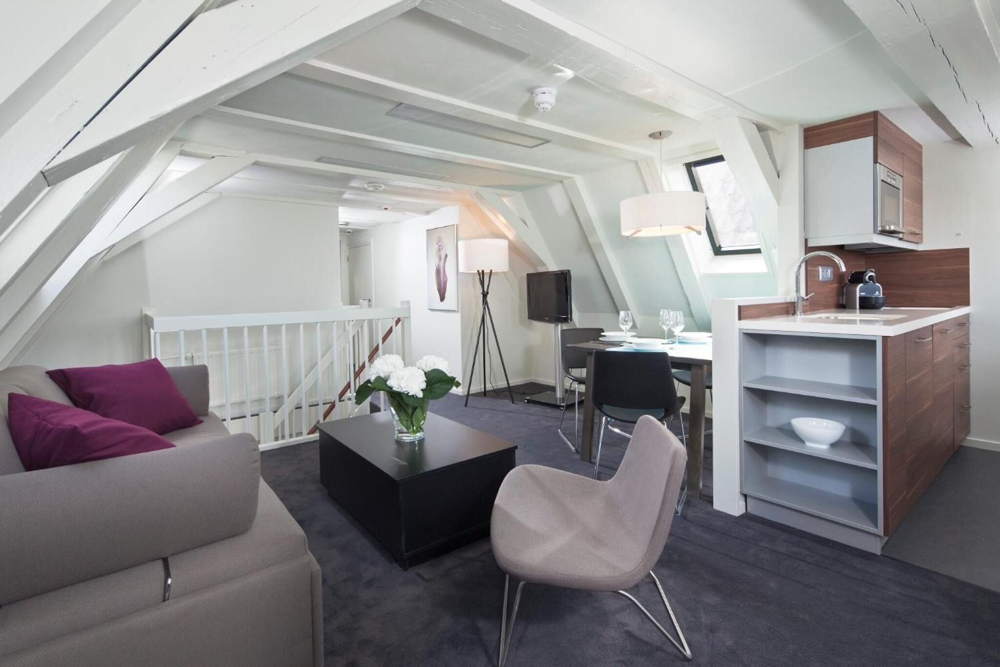 60-cm flat-screen tv with cable channels, tv