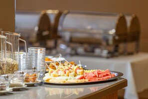 Tägliches Frühstücksbuffet gegen Gebühr