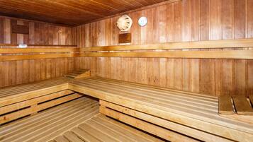 Una sauna con bancos de madera y techo de madera.