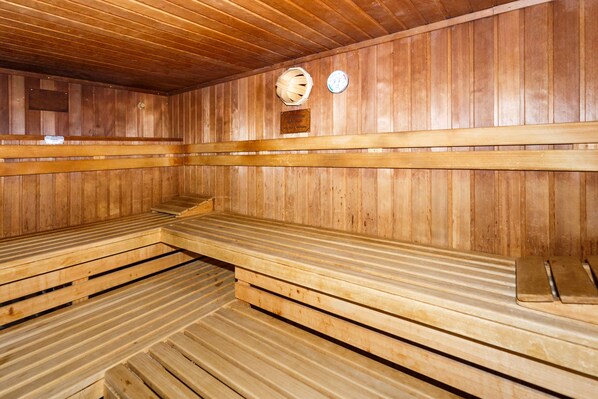 Una sauna con bancos de madera y techo de madera.