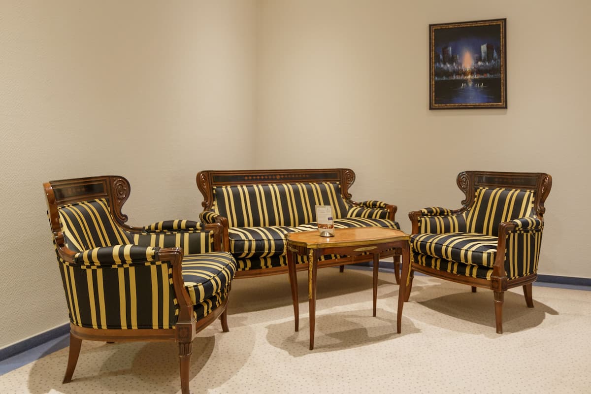 hypo-allergenic bedding, desk, blackout curtains, cots/infant beds