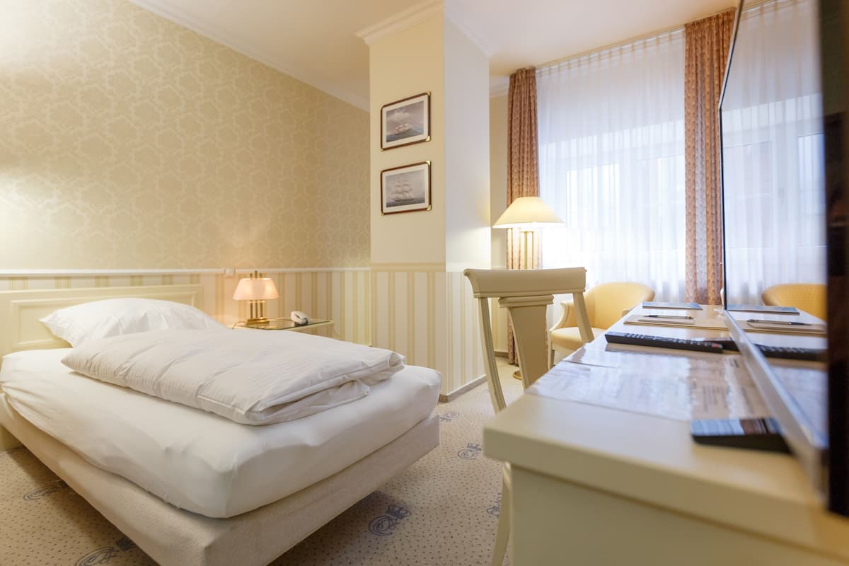 Business Single Room, 1 Double Bed | Hypo-allergenic bedding, desk, blackout drapes, cribs/infant beds