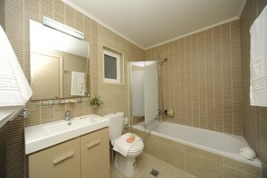 Ensemble douche/baignoire, sèche-cheveux, serviettes fournies, savon