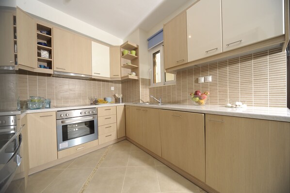 Fridge, microwave, oven, stovetop - Seafront villa Avra , pool , no car need,  excellent sea and sunset views!! (Panormos)