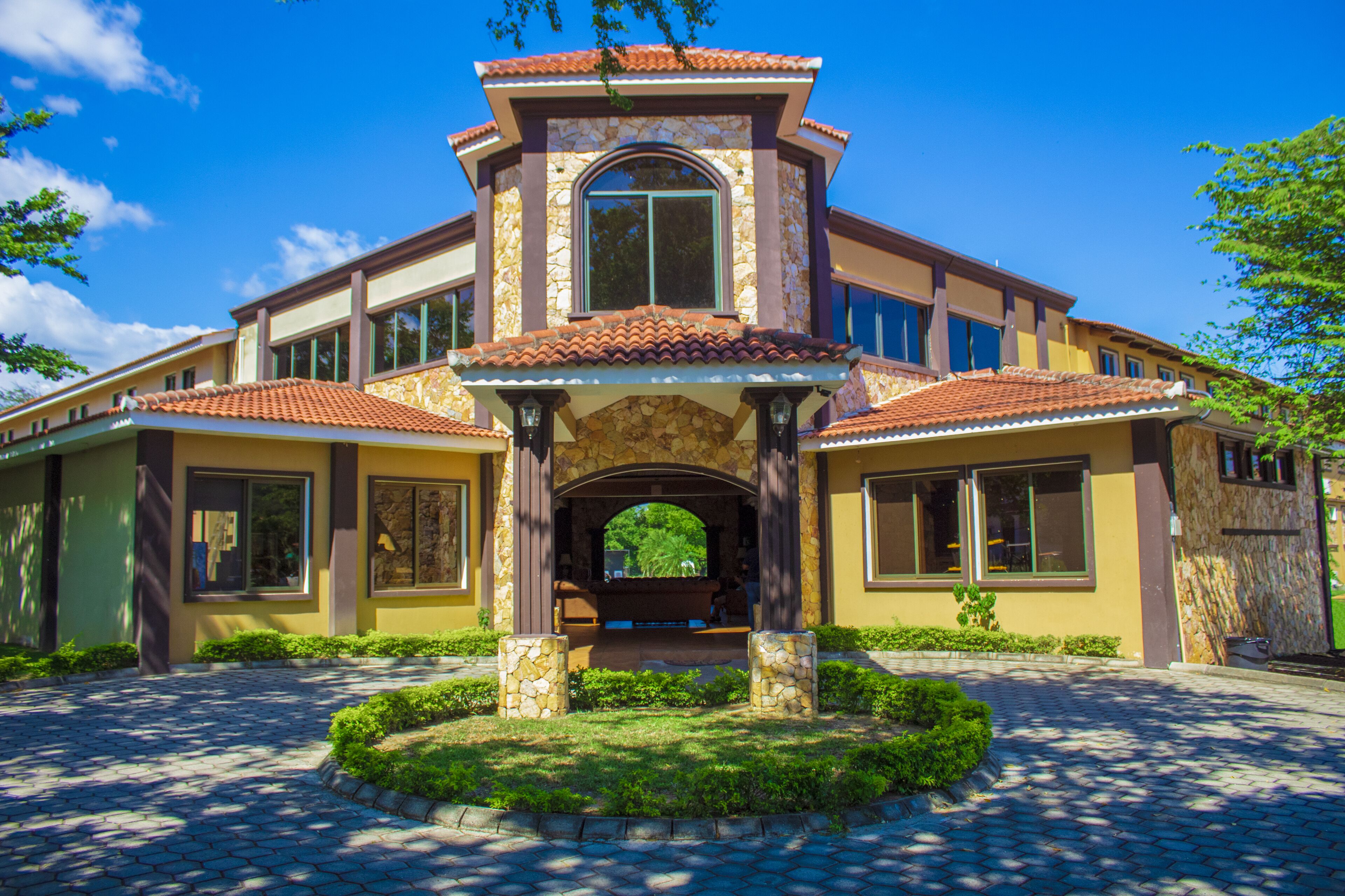 Vista frontal de la propiedad