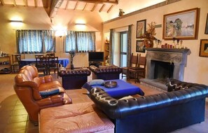 Loftsrom – deluxe | Oppholdsområde | Flatskjerm-TV