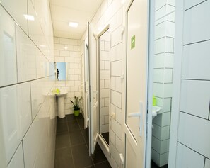 淋浴设施、吹风机