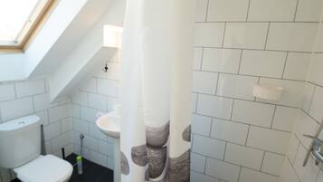 Superior vierpersoonskamer | Badkamer | Een douche, een haardroger