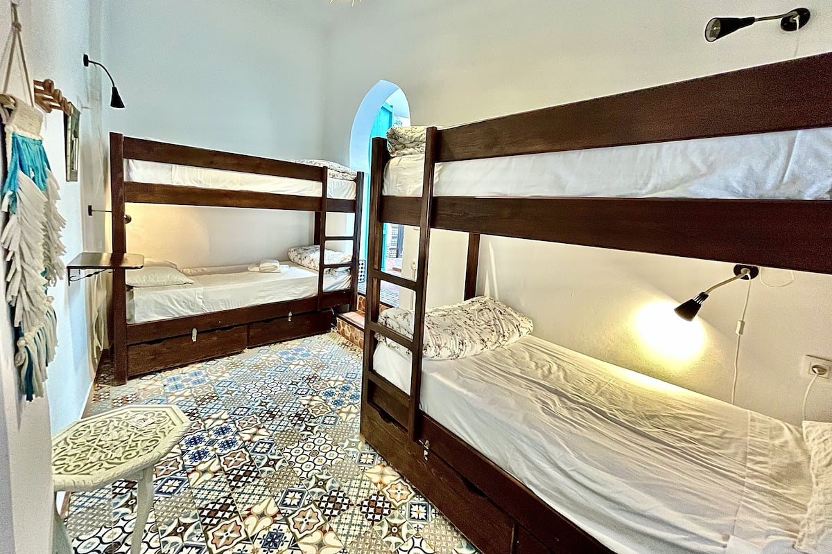 Tabla de planchar con plancha, wifi gratis y ropa de cama