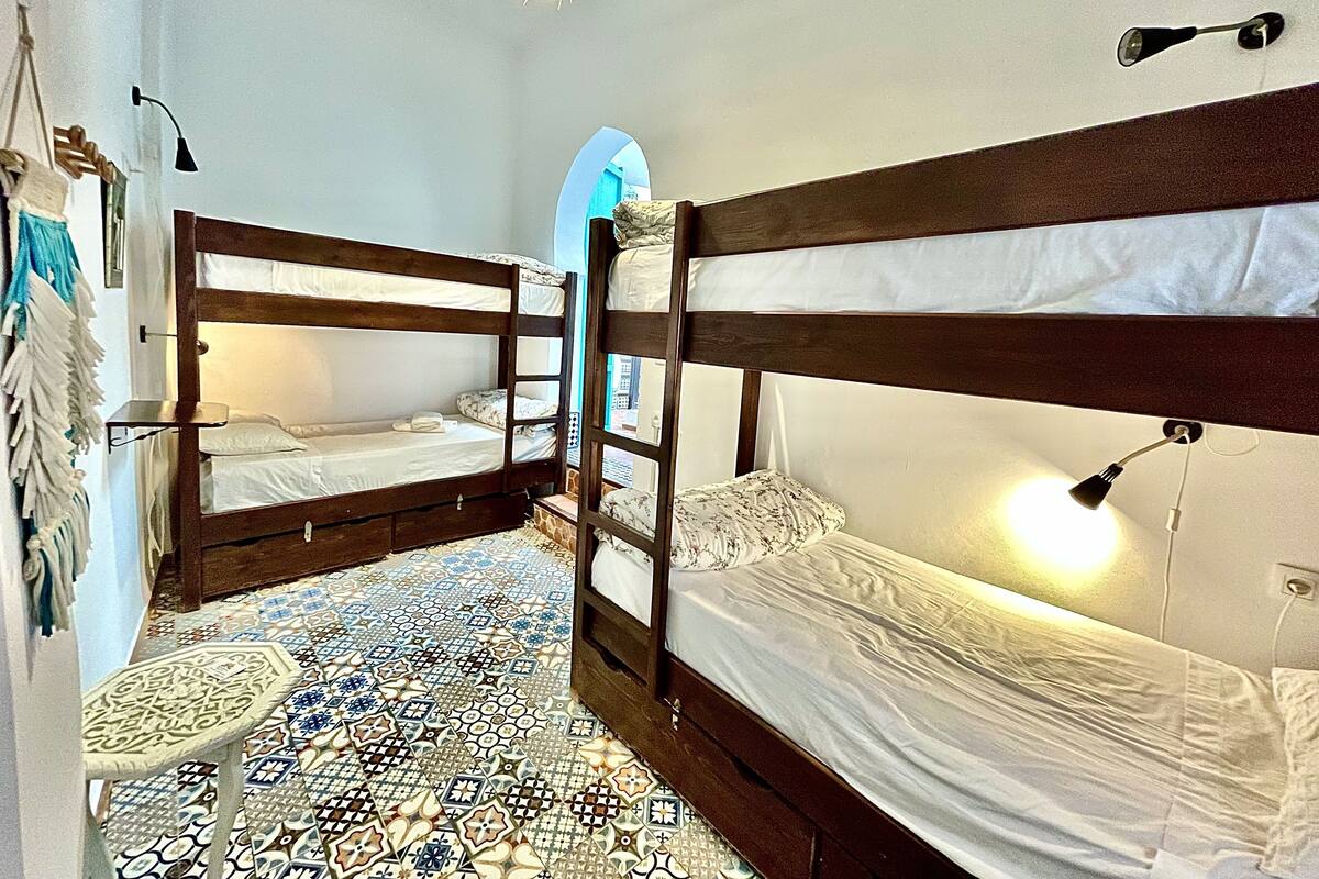 Asrama Umum Ekonomi, asrama campuran, kamar mandi umum (4 Lits) | 1 kamar tidur, setrika/meja setrika, Wi-Fi gratis, dan seprai linen