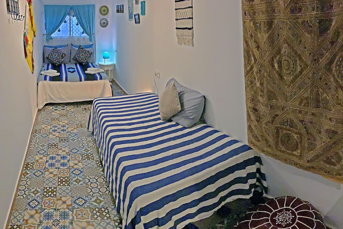 Tabla de planchar con plancha, wifi gratis y ropa de cama