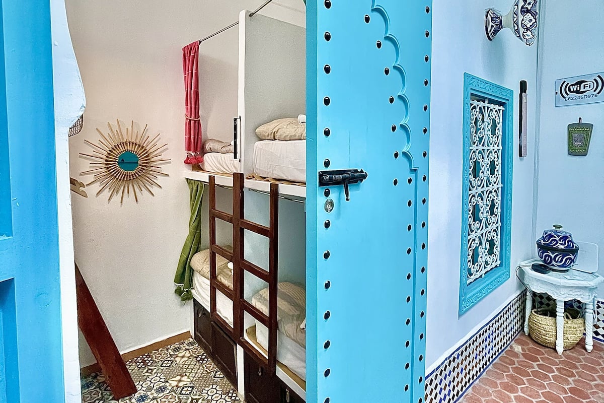 Tabla de planchar con plancha, wifi gratis y ropa de cama