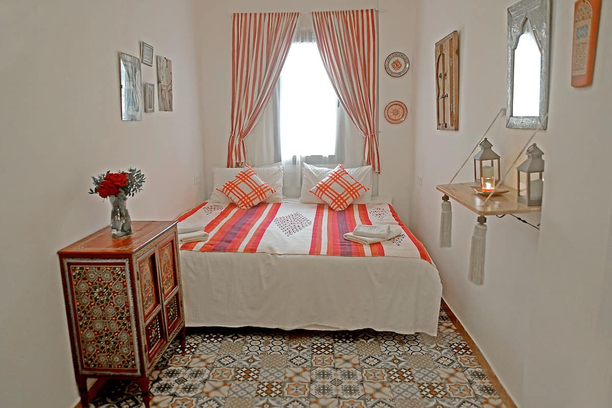 Tabla de planchar con plancha, wifi gratis y ropa de cama