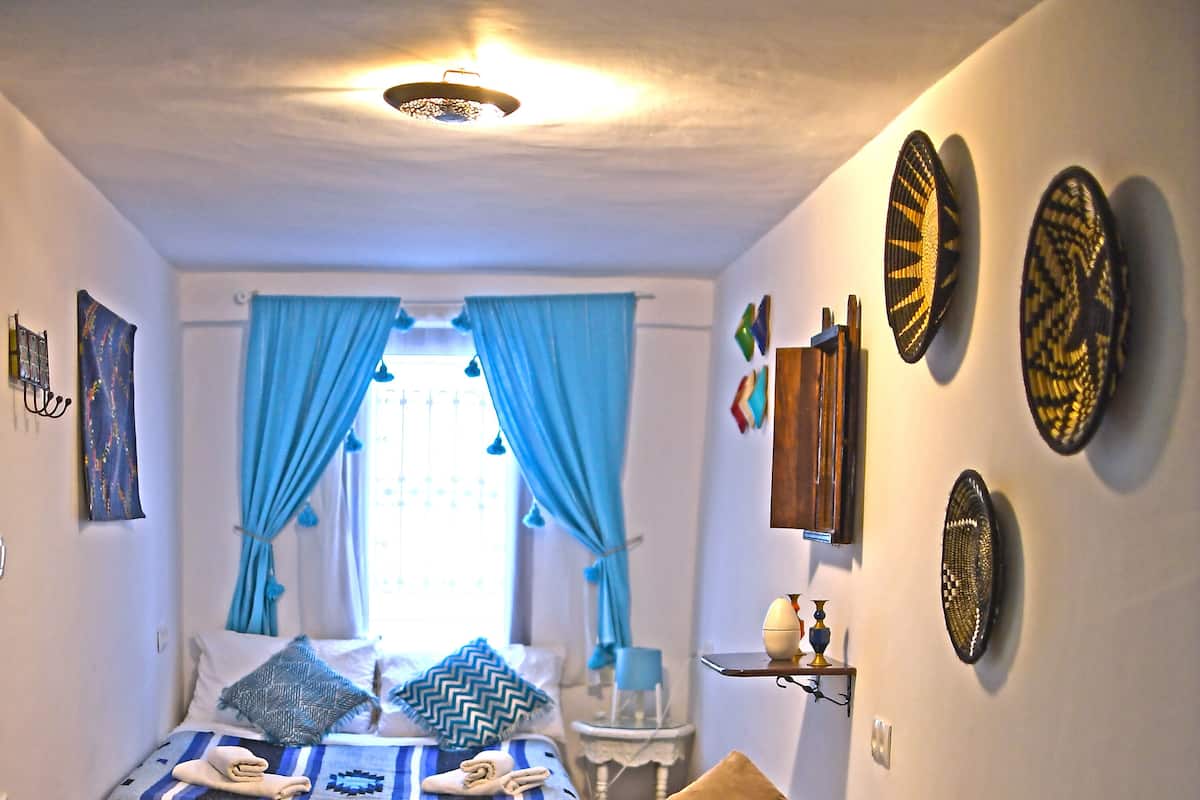 Tabla de planchar con plancha, wifi gratis y ropa de cama