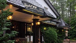 Un hotel llamado "Berghof" con restaurante y cafetería.