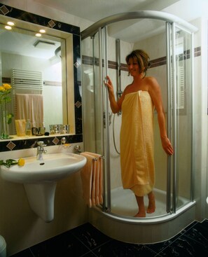 Superior Single Room | Bathroom | Shower, free toiletries, hair dryer, towels