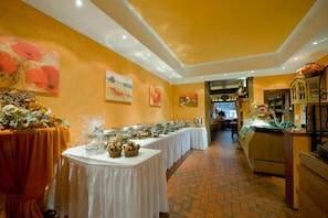 Free daily buffet breakfast