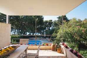 Outdoor dining - Seafront Villa in Bol - Prime Location  (Bol, island of Brac)