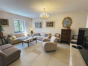 Smart TV, books, computer monitors - Seafront Villa in Bol - Prime Location  (Bol, island of Brac)