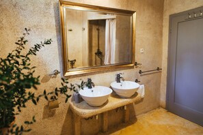 Combined shower/tub, hair dryer, bidet, towels - Seafront Villa in Bol - Prime Location  (Bol, island of Brac)
