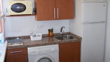 Réfrigérateur, micro-ondes, plaque de cuisson, cafetière/bouilloire