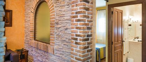 Suite – junior | Skrivebord, skrivebord for bærbar PC, wi-fi (inkludert) og sengetøy