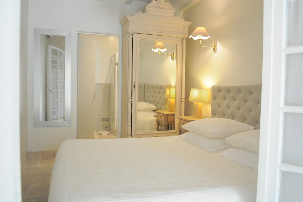 comfort room, 1 queen bed, non smoking, park view | 1 bedroom, premium bedding, desk, soundproofing