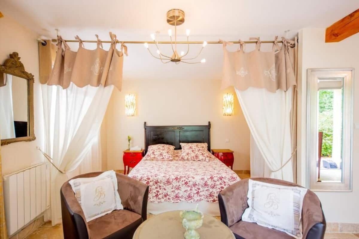 Studio, 1 Queen Bed, Non Smoking | 1 bedroom, premium bedding, desk, soundproofing