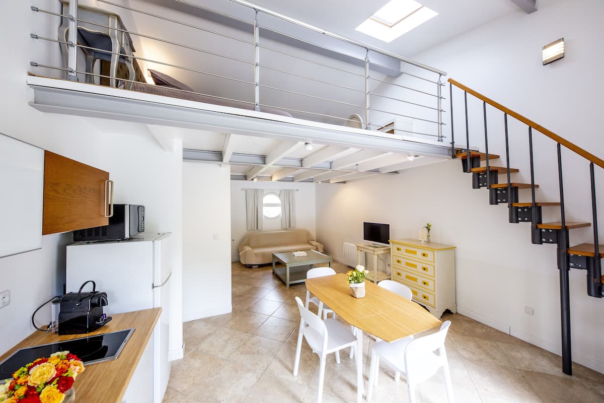 1 bedroom, premium bedding, desk, soundproofing