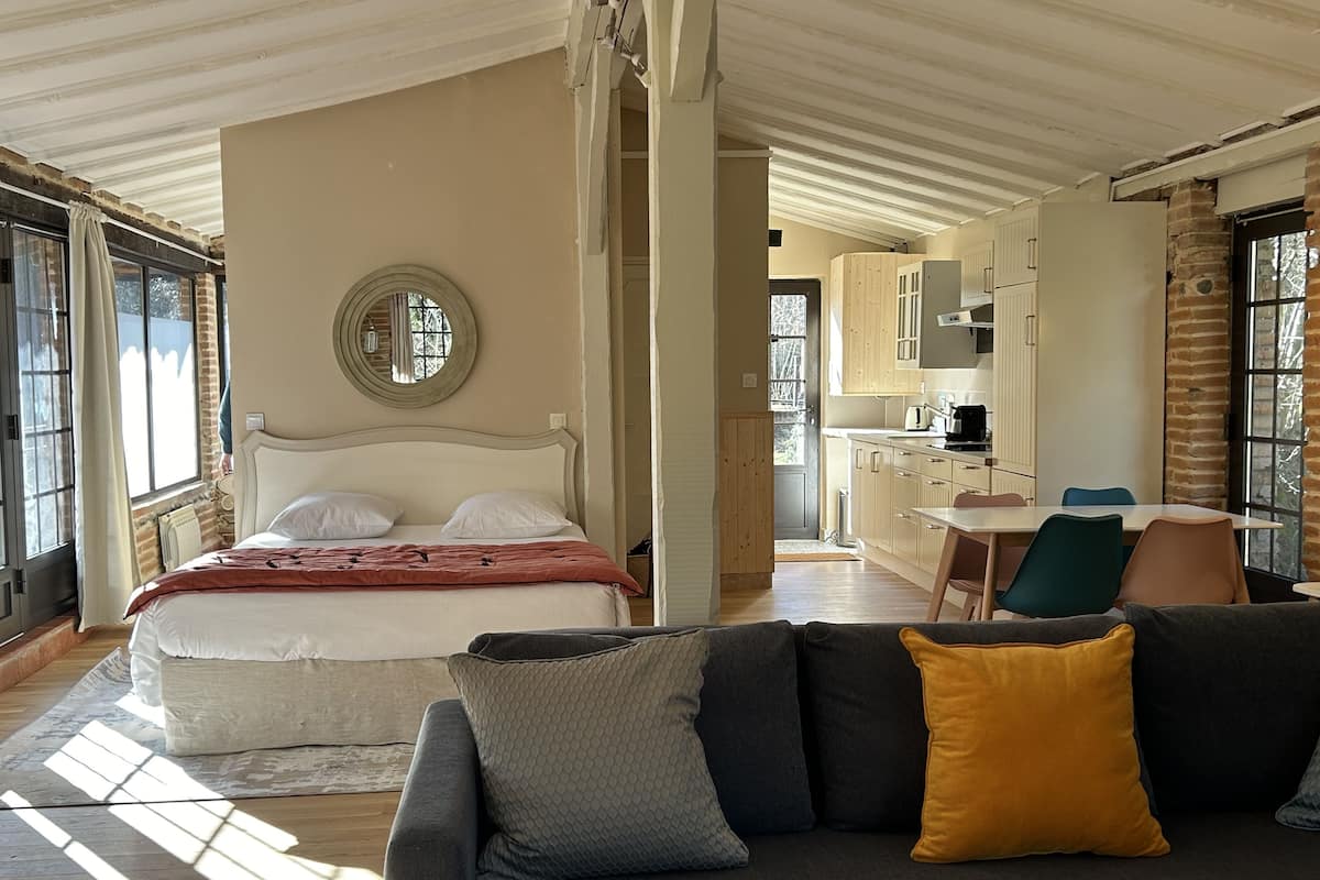 Exclusive House | 1 bedroom, premium bedding, desk, soundproofing