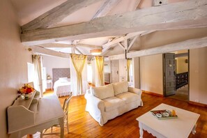 Club Suite, 1 Bedroom, Non Smoking, Park View | Premium bedding, desk, soundproofing, free WiFi - Le Moulin de Rudelle (Muret)