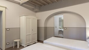 8 bedrooms, free WiFi, bed sheets