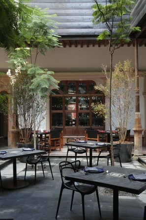 Outdoor dining - Elena de Cobre, Leon, a Member of Design Hotels (León)