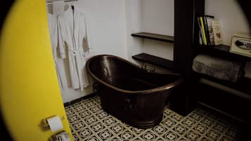 Mama Elena | Badkamer | Een haardroger, handdoeken, zeep, shampoo