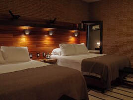 Habitación Deluxe, 2 camas de matrimonio | Ropa de cama de alta calidad y edredones de plumas
