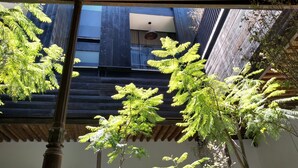 A wooden ceiling structure with a view of a building's exterior through a window. - Elena de Cobre, Leon, a Member of Design Hotels (León)