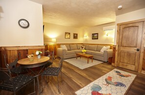 Traditional Cabin, 1 Bedroom | Living area