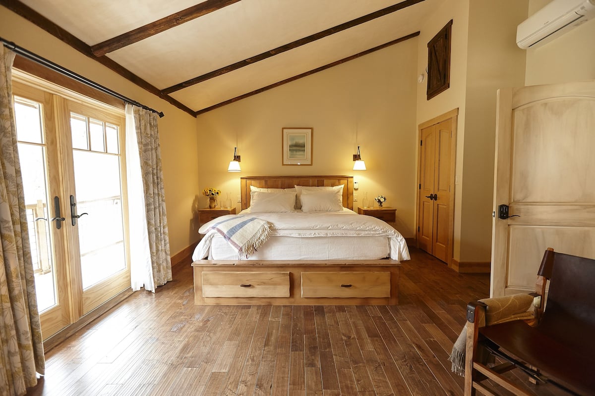 Deluxe Room, 1 King Bed | Premium bedding, down comforters, pillowtop beds, in-room safe