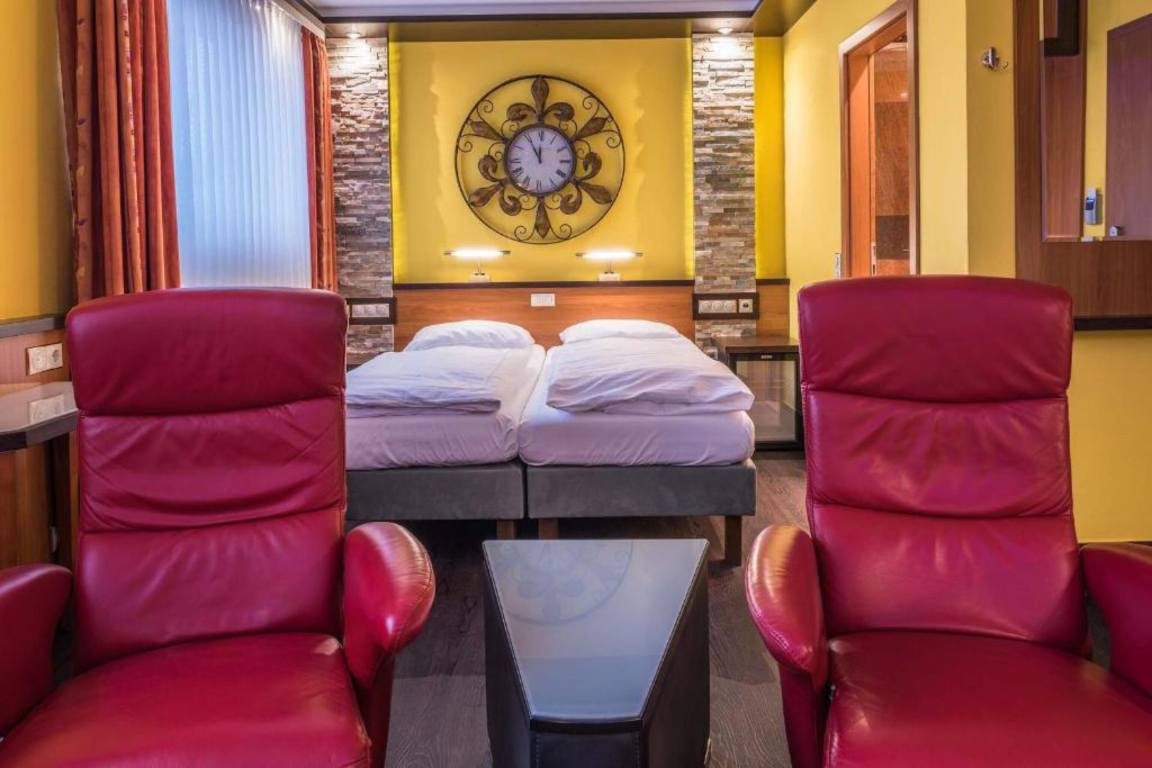 double or twin room | living room | flat-screen tv