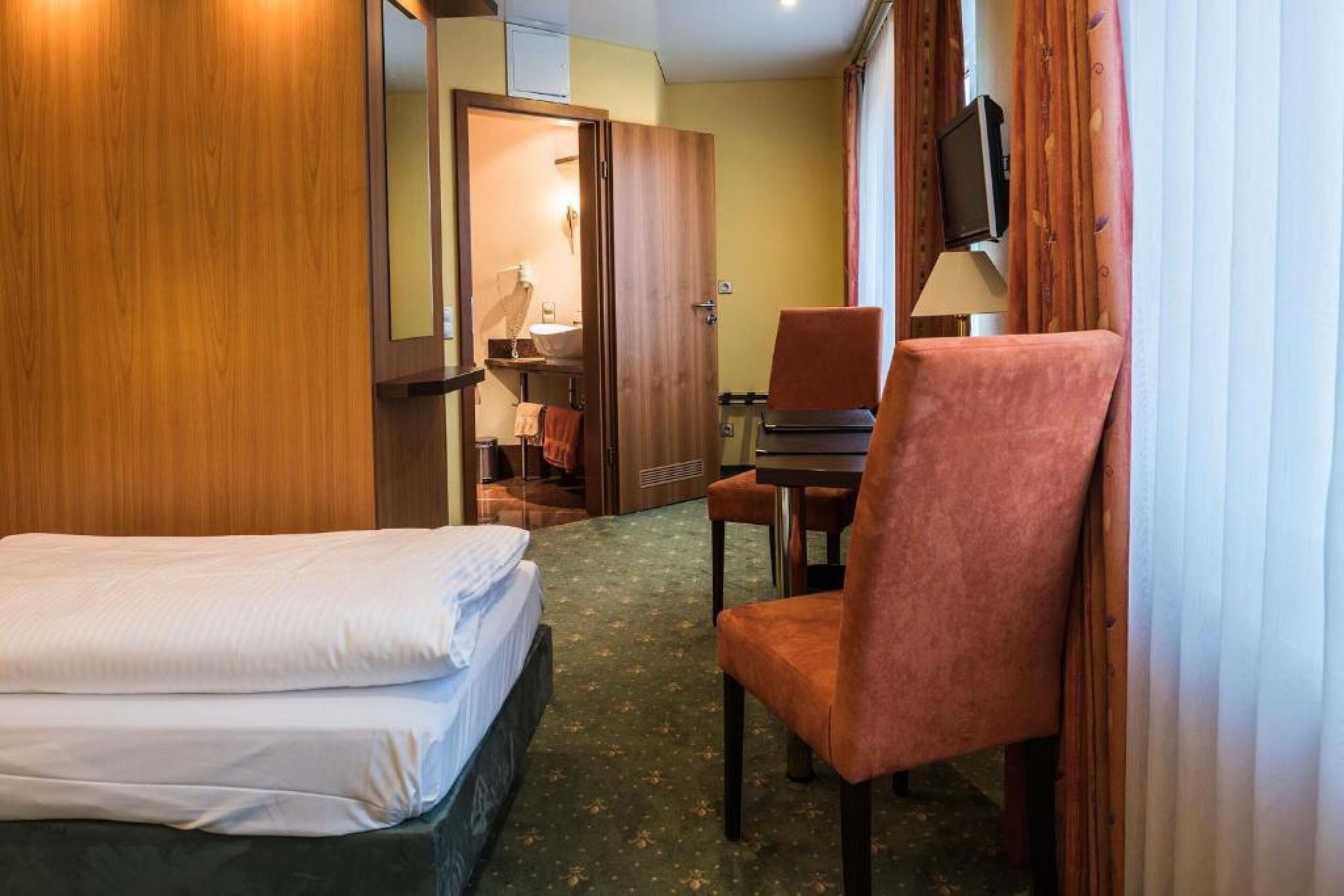 single room | soundproofing, cots/infant beds, rollaway beds, free wifi