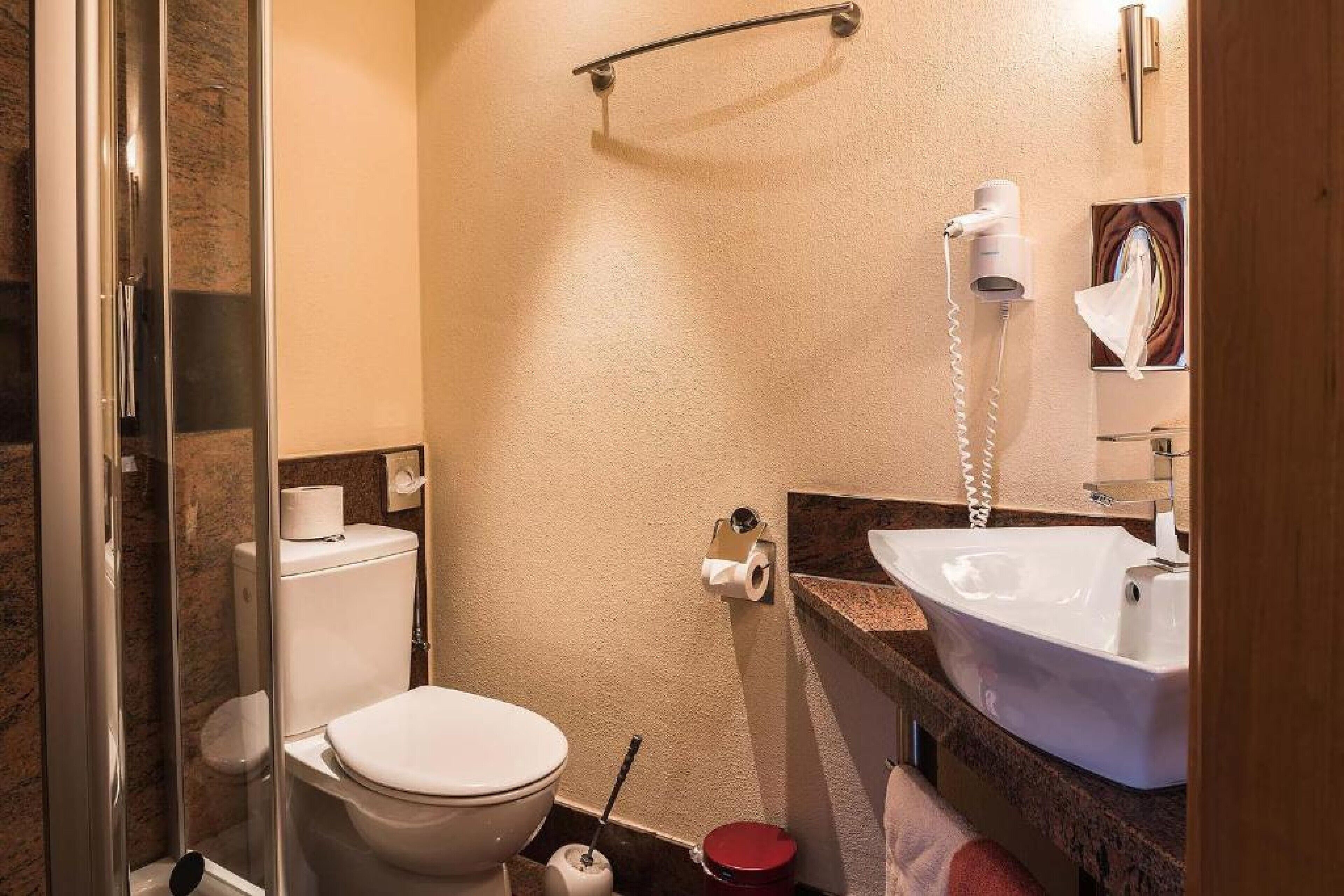 shower, free toiletries, hair dryer, towels