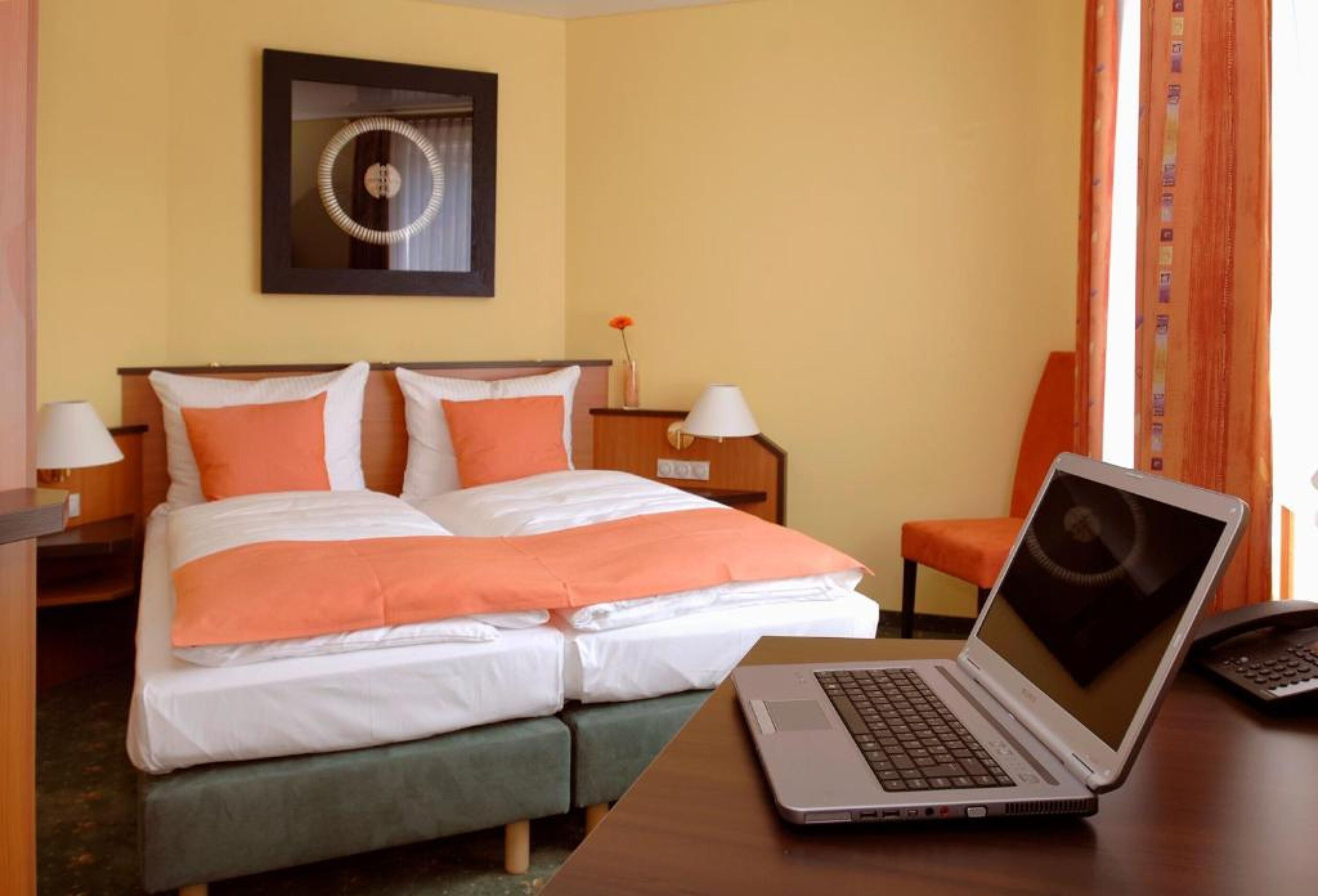 Habitación con 1 cama doble o 2 individuales | Sistema de insonorización, cunas (de pago), camas supletorias