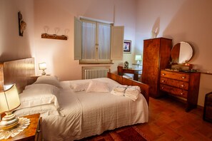 1 habitación, caja de seguridad en la habitación y escritorio 